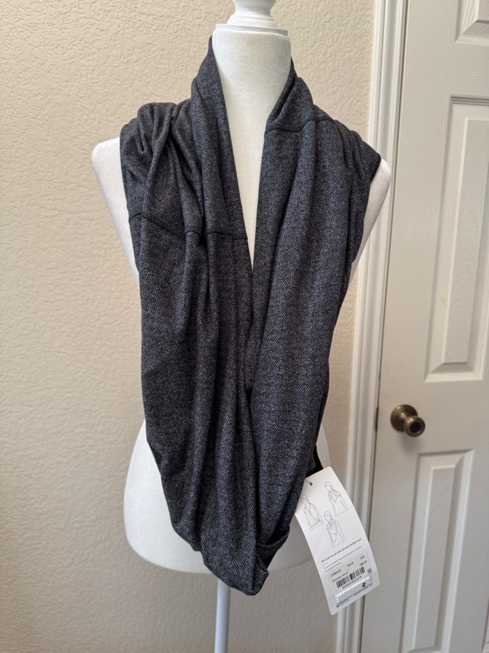 Lululemon Vinyasa Scarf Foulard – NWT | Gray Herringbone | Convertible Wrap - Picture 2 of 9